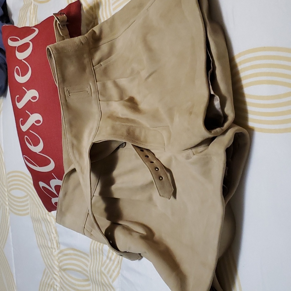 Suede pleated shorts with cuffed  bottom.